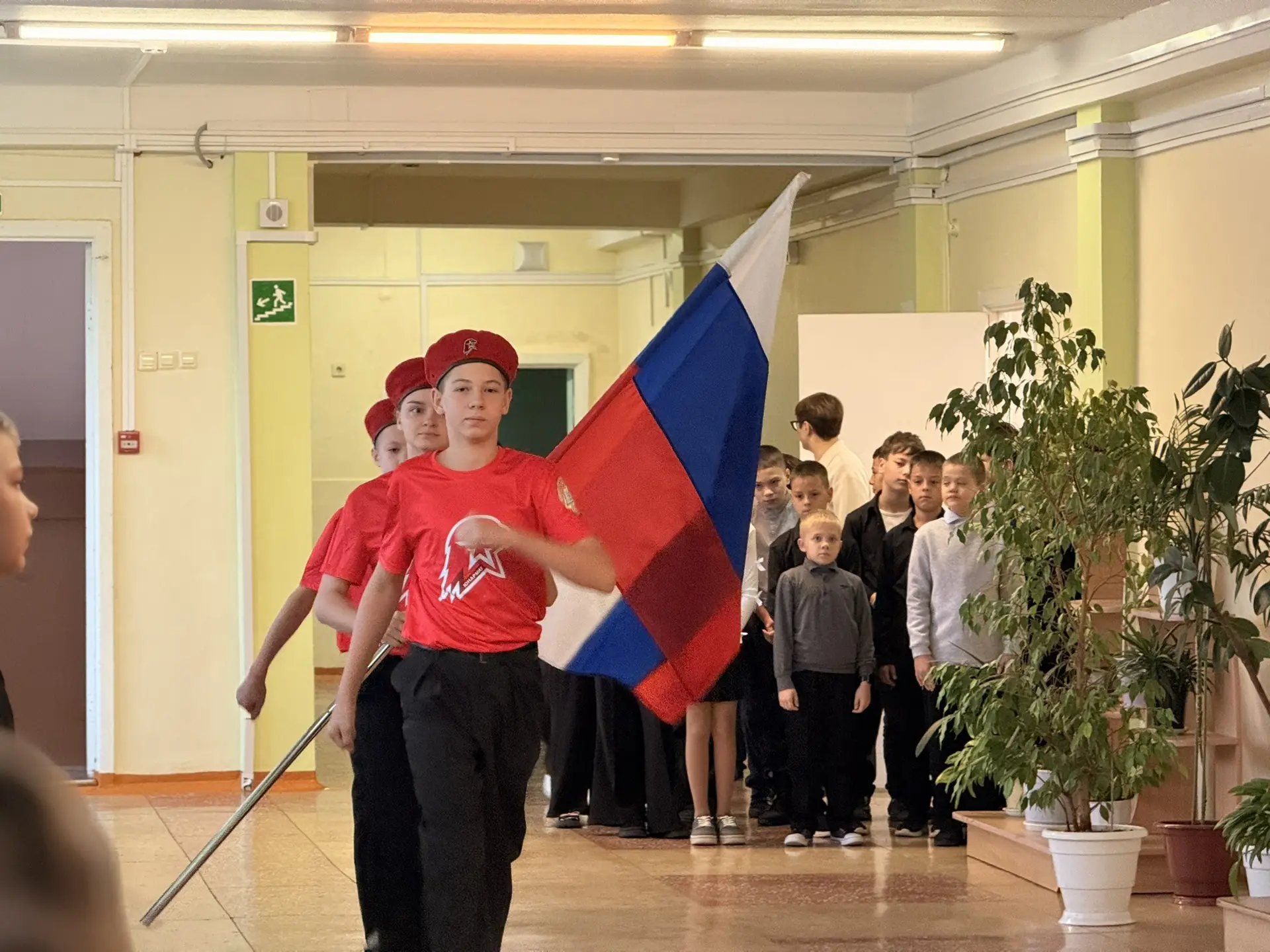 Торжественная линейка: новая учебная неделя стартует с патриотических традиций
