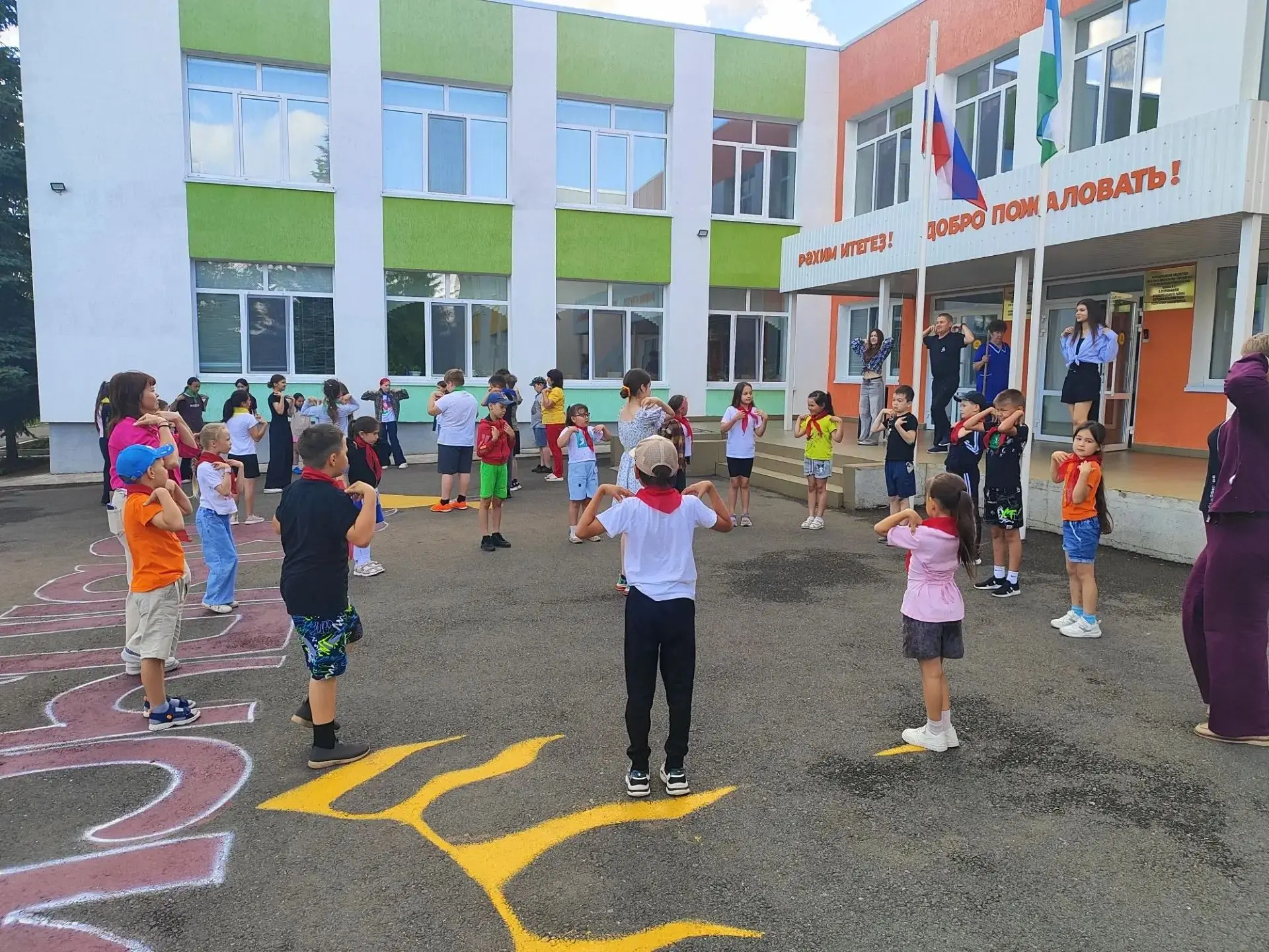 🎤🎭 ДЕНЬ ПАРОДИЙ «ОДИН В ОДИН» В «СОЛНЫШКЕ»! 🎭🎤Сегодня день, когда наша школа превратилась в наст
