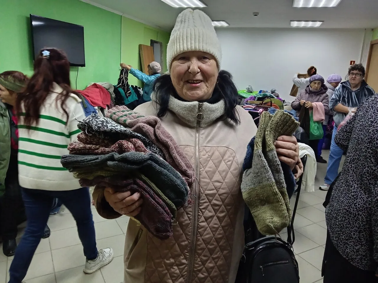 С самого утра в пункте многолюдно. Мы рады каждому, кто приходит за необходимыми вещами...