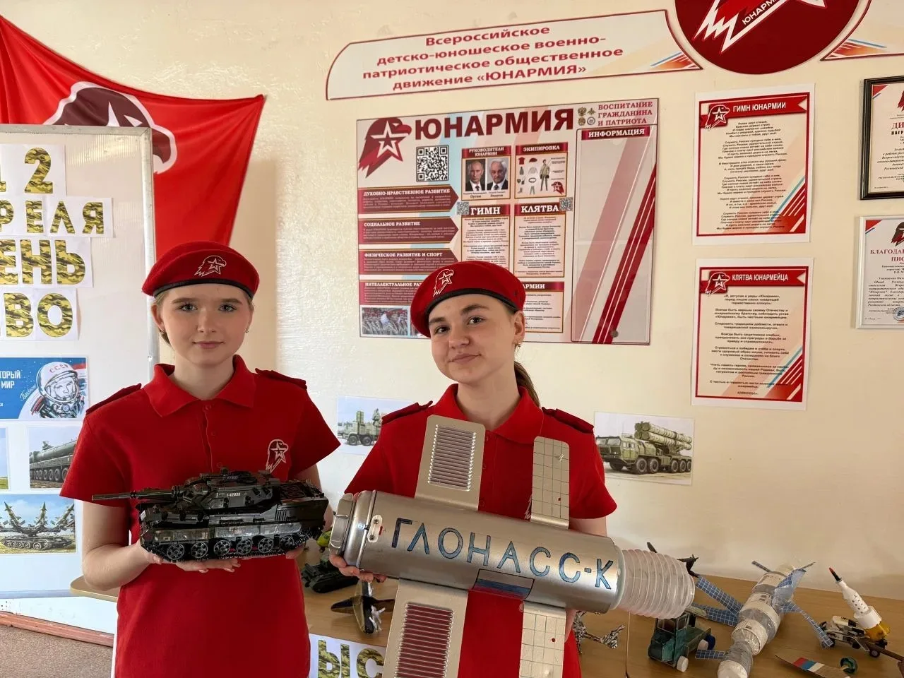 В преддверии праздничного дня в нашей школе №7 была организована выставка стендовых моделей космичес