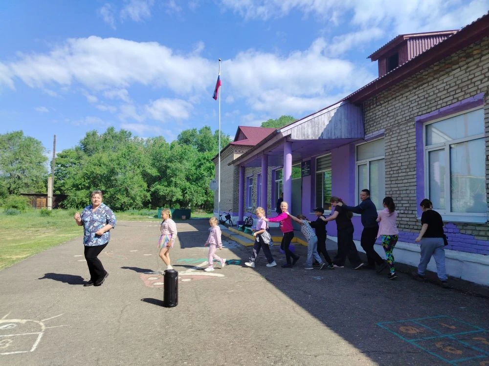 Во второй день лета для юных участников подготовлена насыщенная программа. Утро началос...