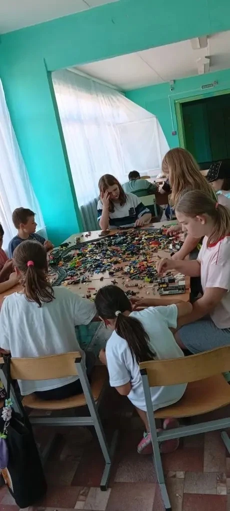 9 июня  в нашем лагере "Радуга" МБОУ Любучанской СОШ (здание Молоди) м. о. Чехов началось с бодрой з