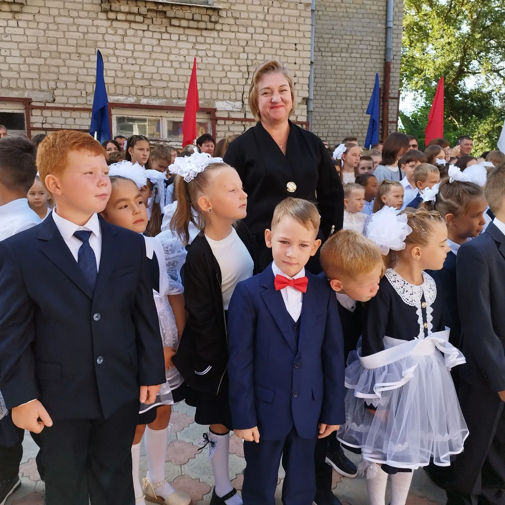9 школа поздравляет всех с началом учебного года !