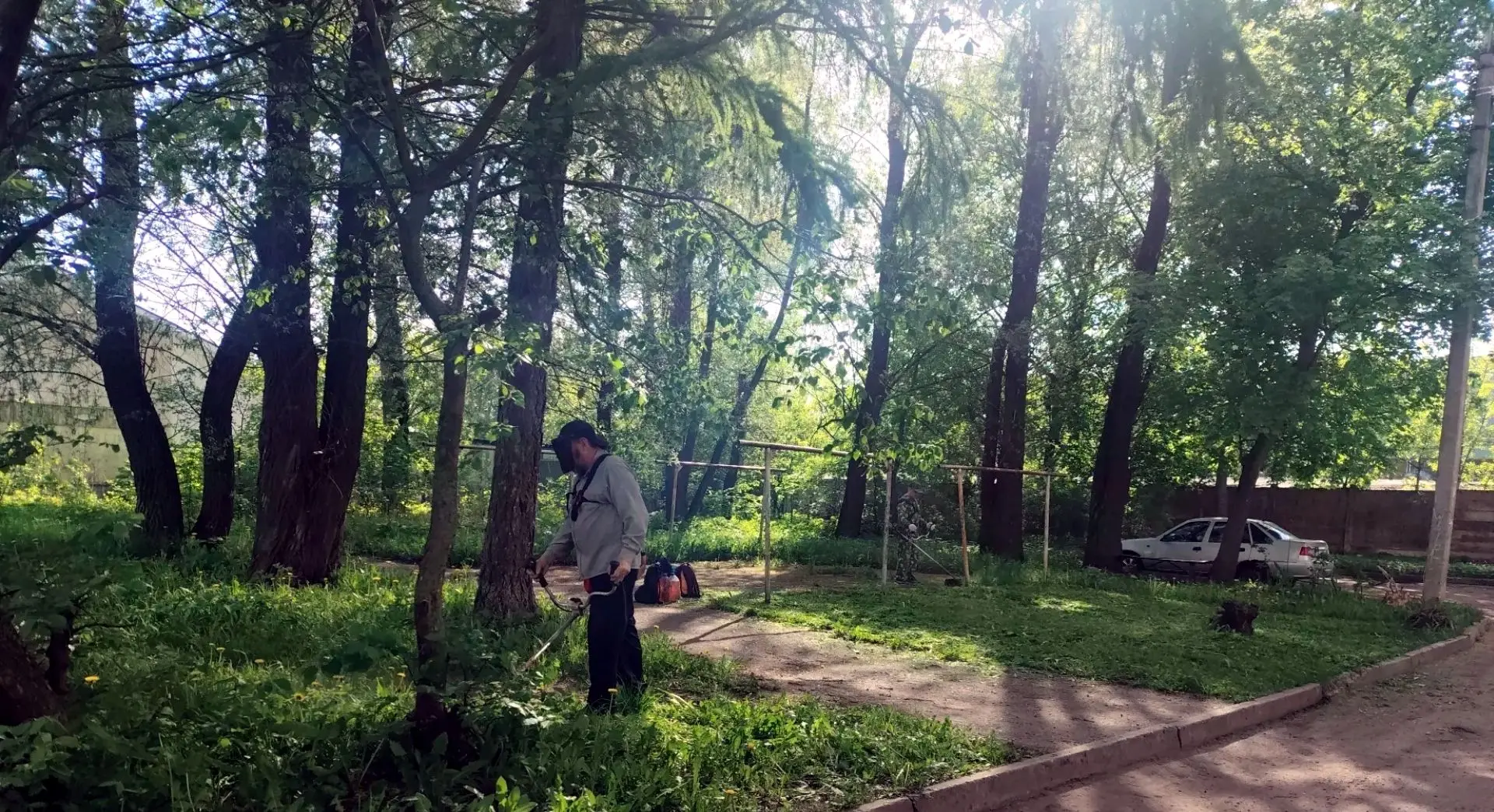 🌱Стартовал сезон покоса Приступили к покосу травы во дворах. Свежескошенная трава пахнет детством, д