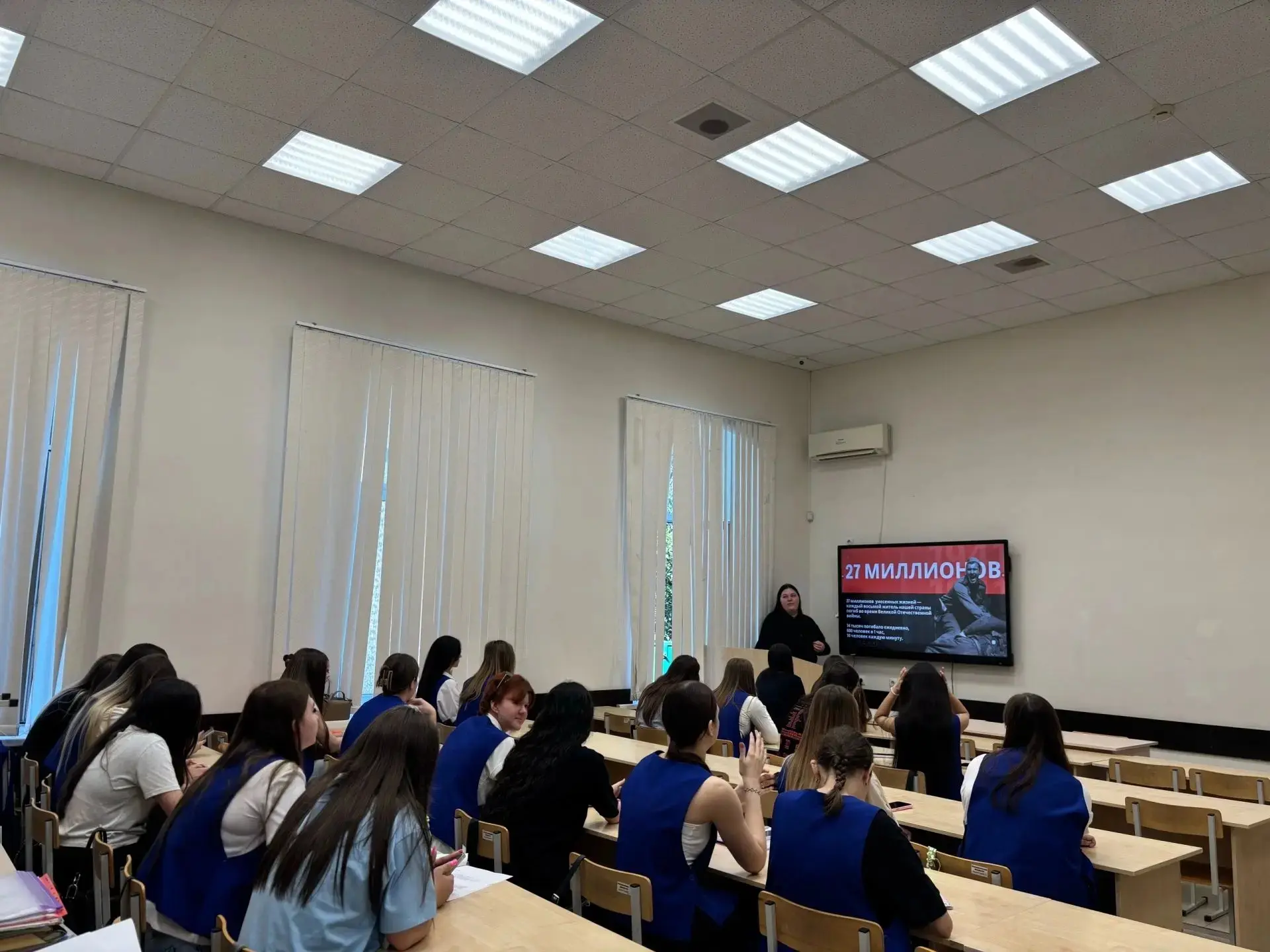 Сегодня 22.06.2026, в День памяти и скорби, в Университетском колледже АГПУ прошли кураторские часы,