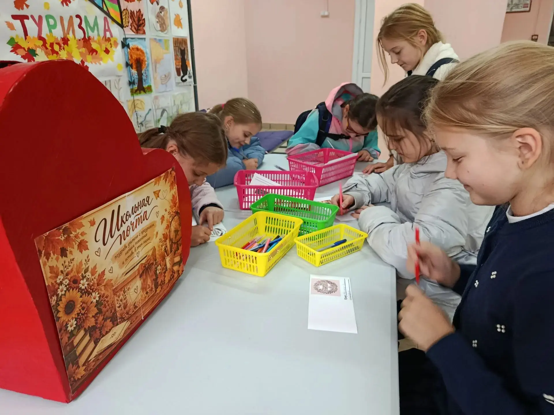 🎀 В нашей школе уже вовсю кипит подготовка к одному из самых теплых и главных праздник...