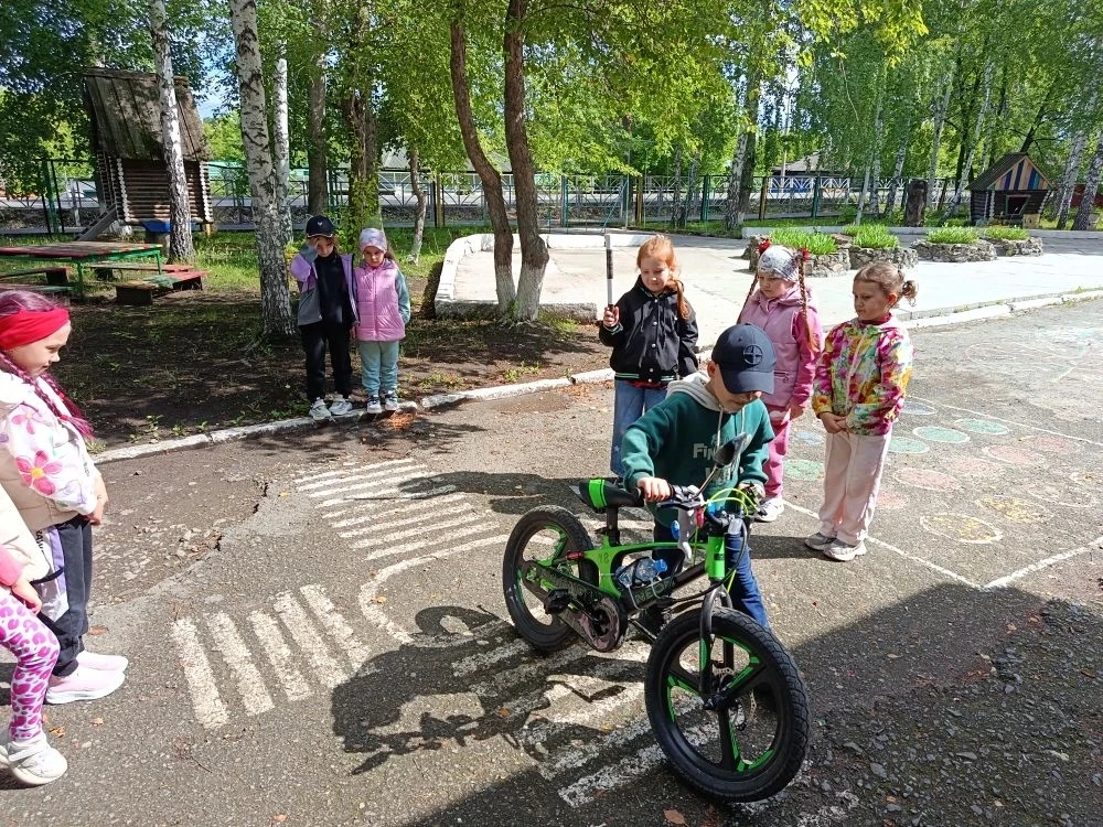 "ПРОФИЛАКТИКА ДОРОЖНО - ТРАНСПОРТНОГО ТРАВМАТИЗМА" 🚦🚲🛴

 ❗Знакомство и обучение правилам дорожног