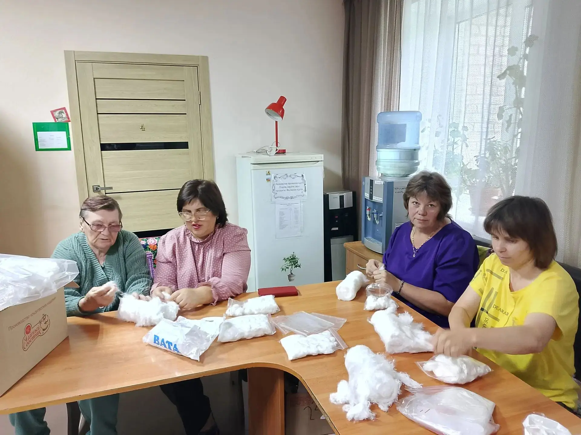 Готовим очередную партию перевязочного материала