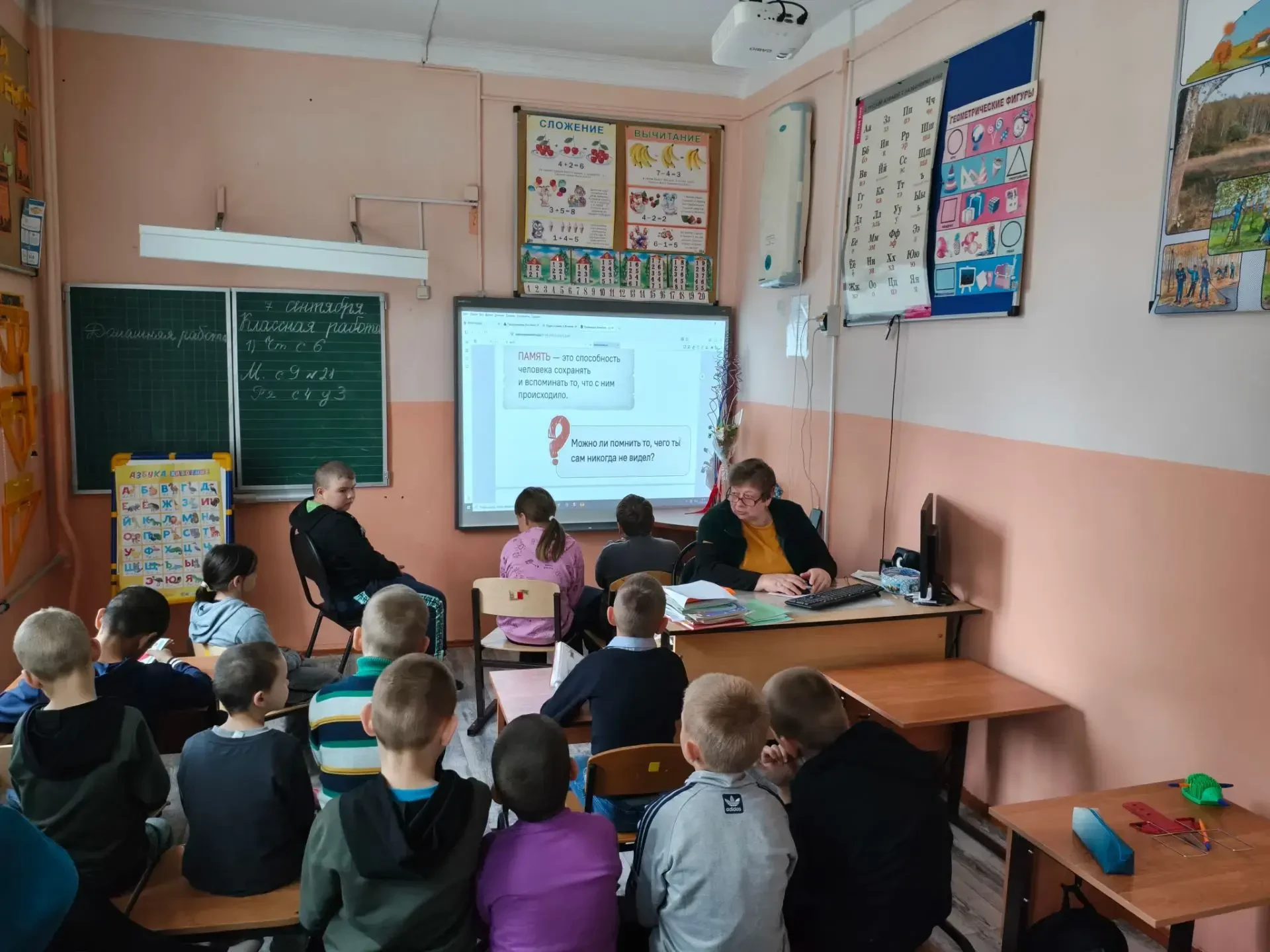 Ученики начальных классов познакомились с основными этапами блокады. Школьникам рассказ...