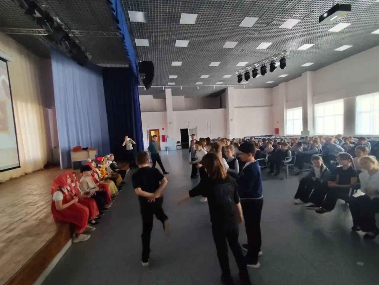 🎭 Сегодня мы отметили Всемирный день театра! 🎭  Учащиеся третьих классов  поучаствовали в театрально