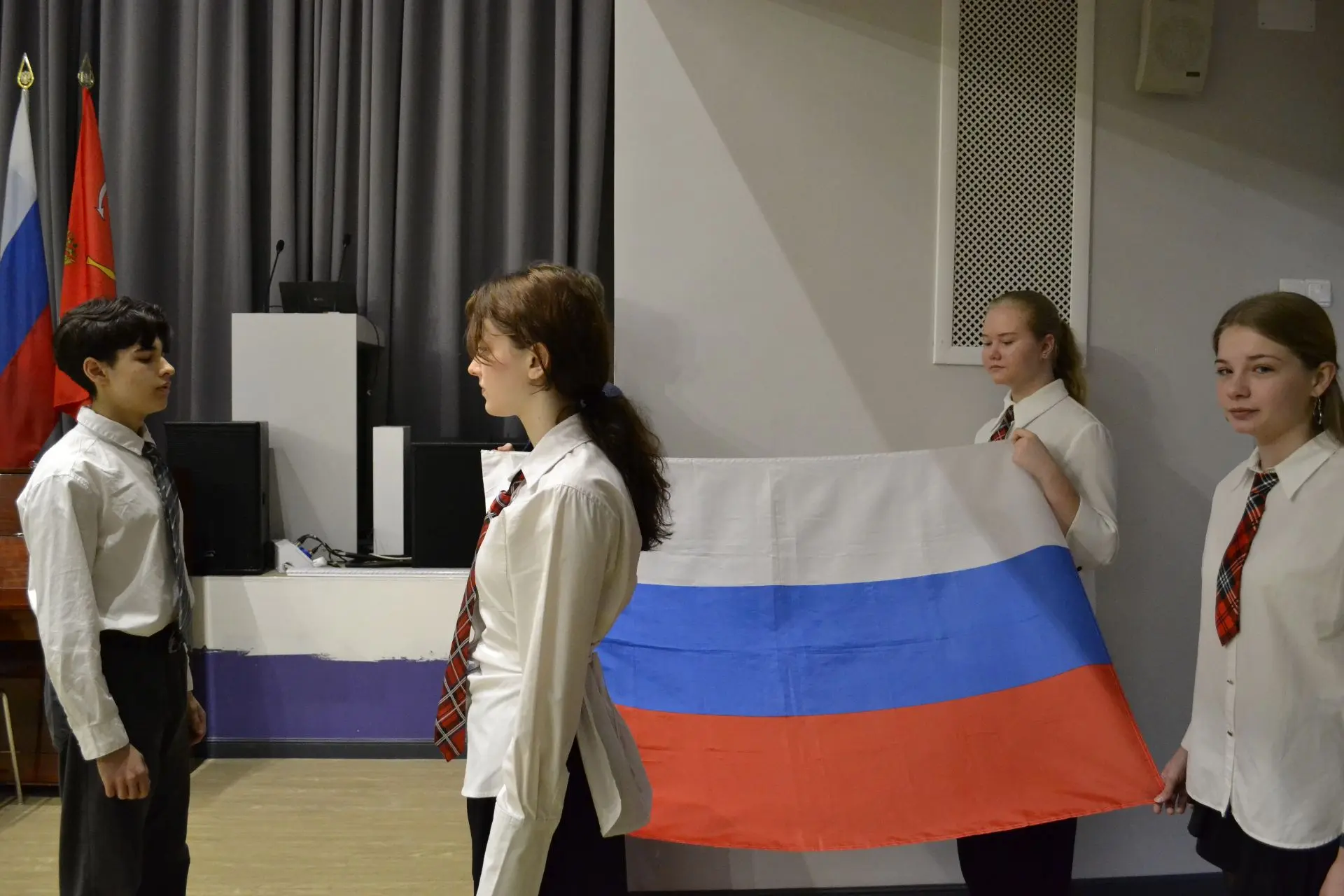 Сегодня, как всегда по понедельникам, обучающиеся нашей школы собралась на общешкольной линейке. Мы 