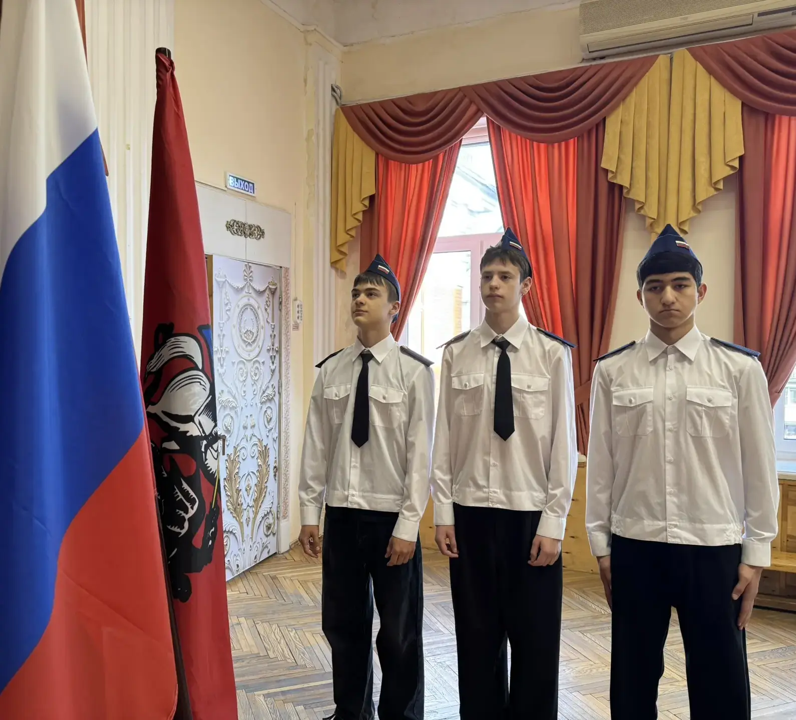 🇷🇺 Равнение на флаг!  По традиции новая учебная неделя в нашей школе началась с торжественных линеек