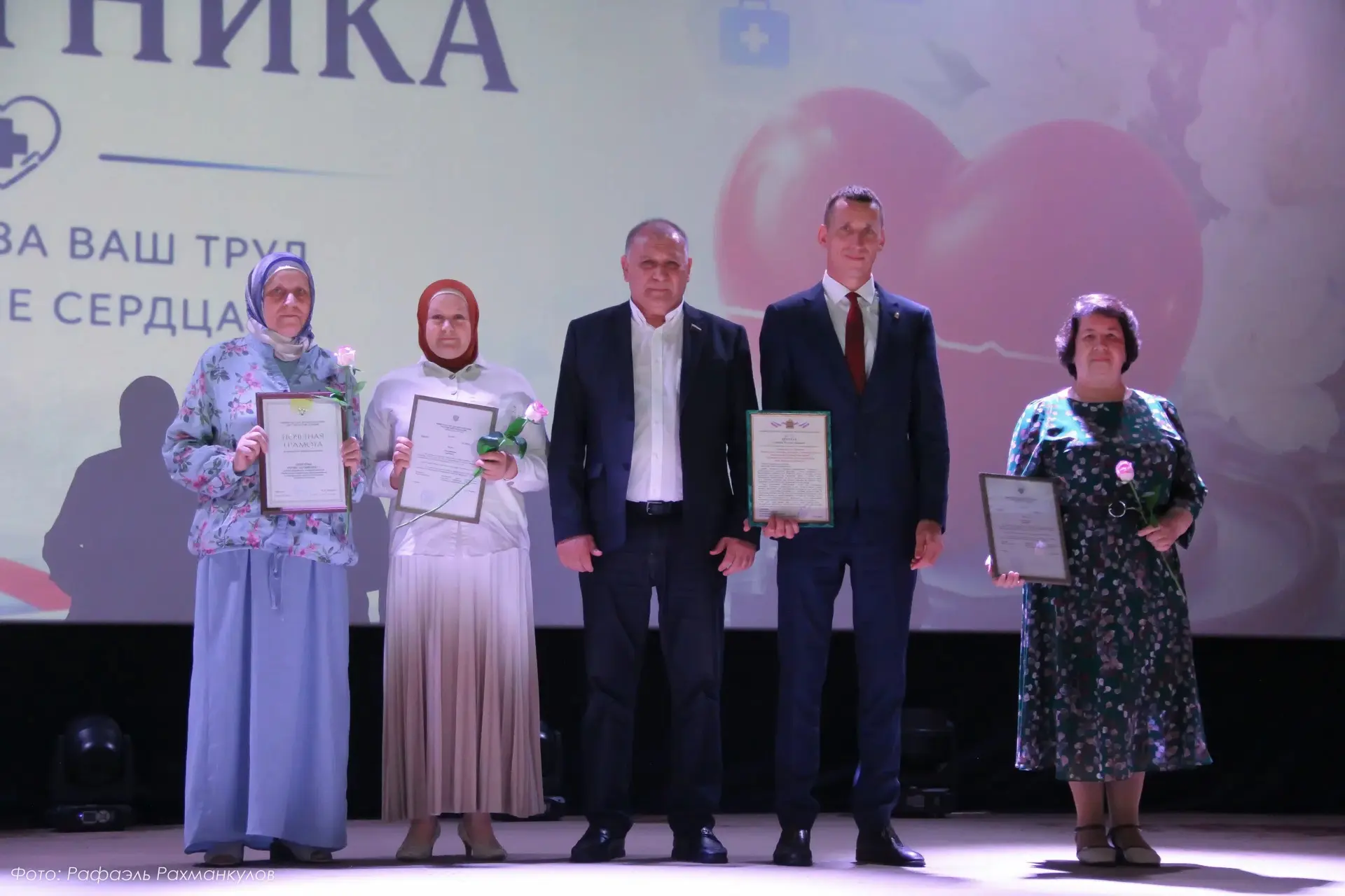 За кулисами праздника: в РДК чествовали героев в белых халатах! 🏥👏

25 июня в Районном Доме культу