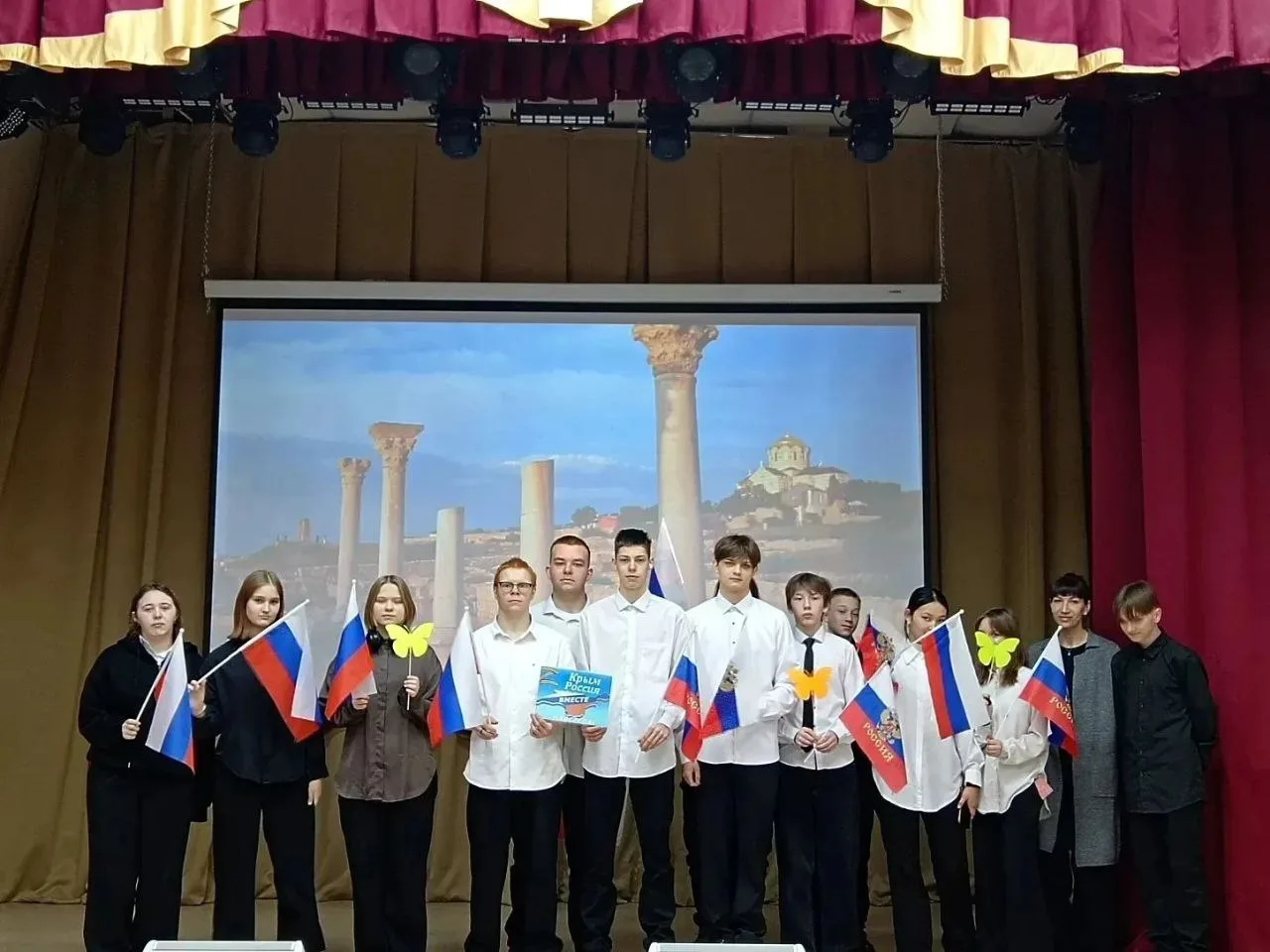 Сегодня наши школьники посетили Дом культуры посёлка Харпичан, где прошло мероприятие п...