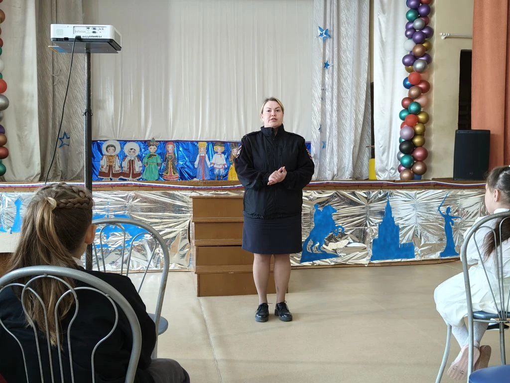 🔆В рамках акции "Безопасное лето" к нам в школу приезжала инспектор ГИБДД  Виктория Юр...