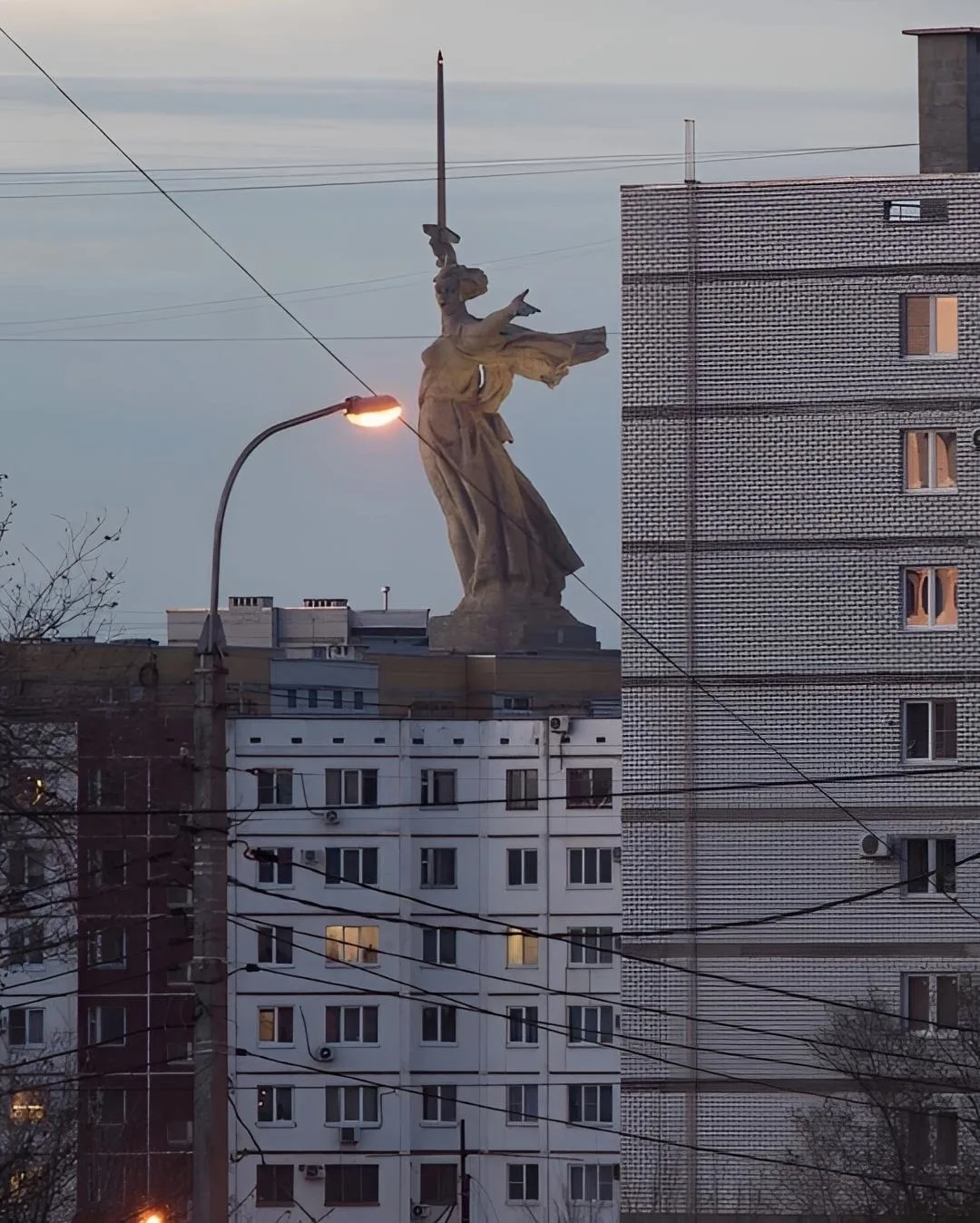 «Родина-мать зовёт» – эта величественная статуя, возвышающаяся на Мамаевом кургане, явл...