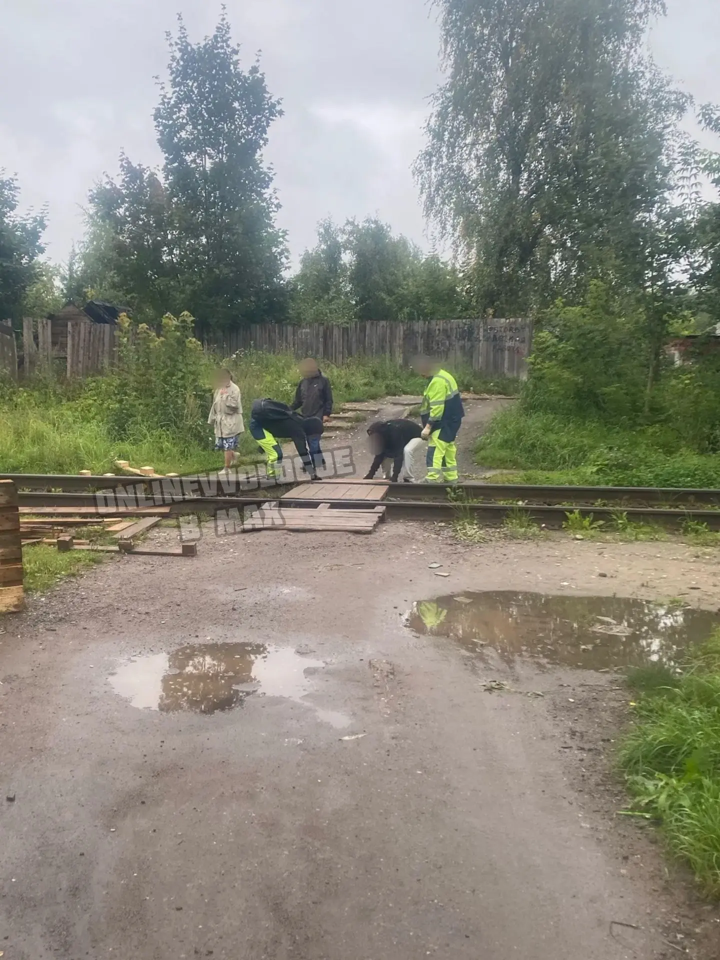 после жалоб в соцсетях начали ремонтировать переход через жд пути ь на улице Ильюшина