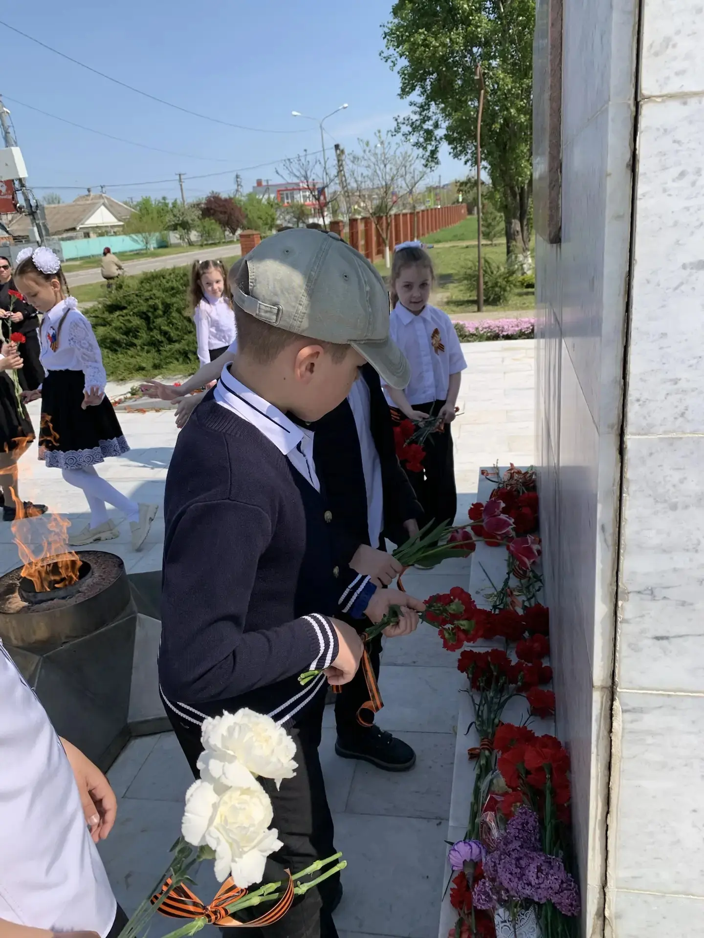 В канун великого праздника,  первый «А» класс пришёл к Вечному огню. Вместе с нами пришли наши мамы.