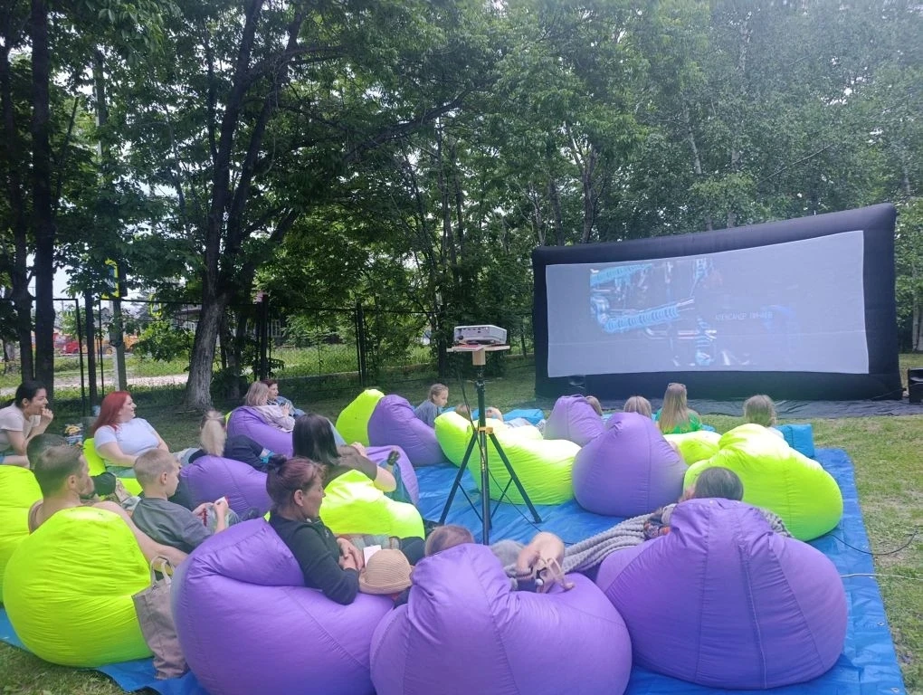 🎬 Кино под открытым небом: даже дождь не смог нас остановить!

Вчера вечером семьи и молодежь собра