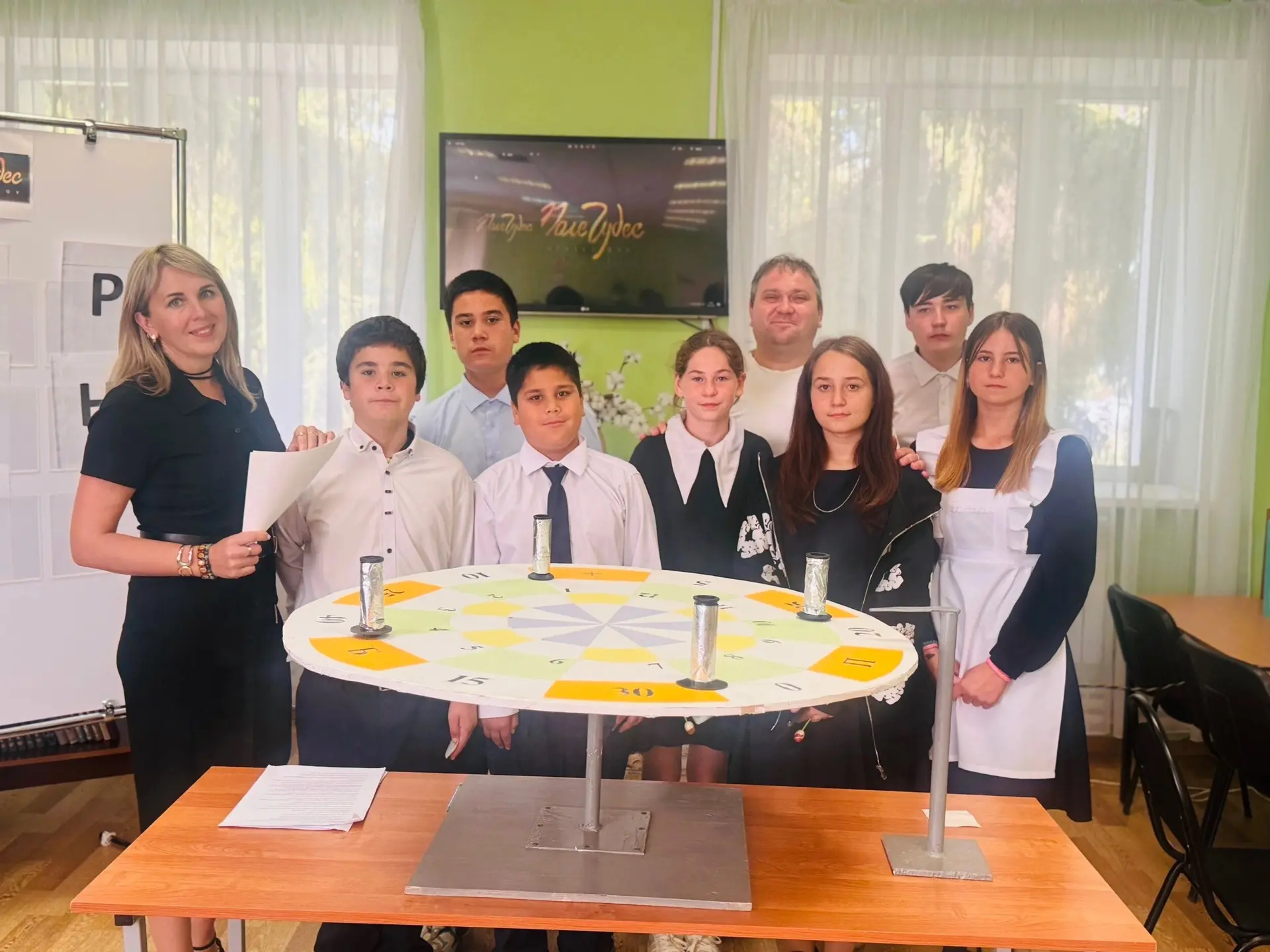 🎰 Барабан крутится, буквы открываются!