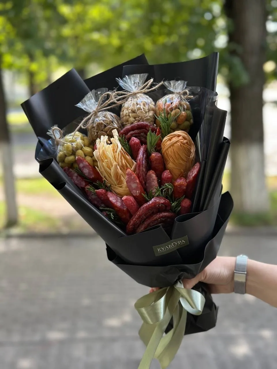 В нашей студии можно найти идеальный подарок как для неё🤍, так и для него 🖤