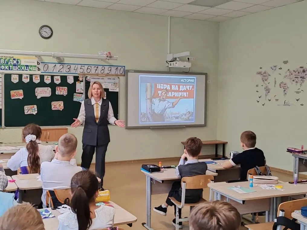 🧡 Весна и Труд — повод для радости!  Приближается 1 Мая, и в нашей школе уже вовсю царит праздничное
