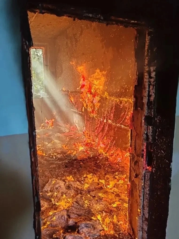 🔥 В Салавате загорелось здание бывшей автошколы — площадь возгорания составила 35 м²  🏚️ 19 мая окол