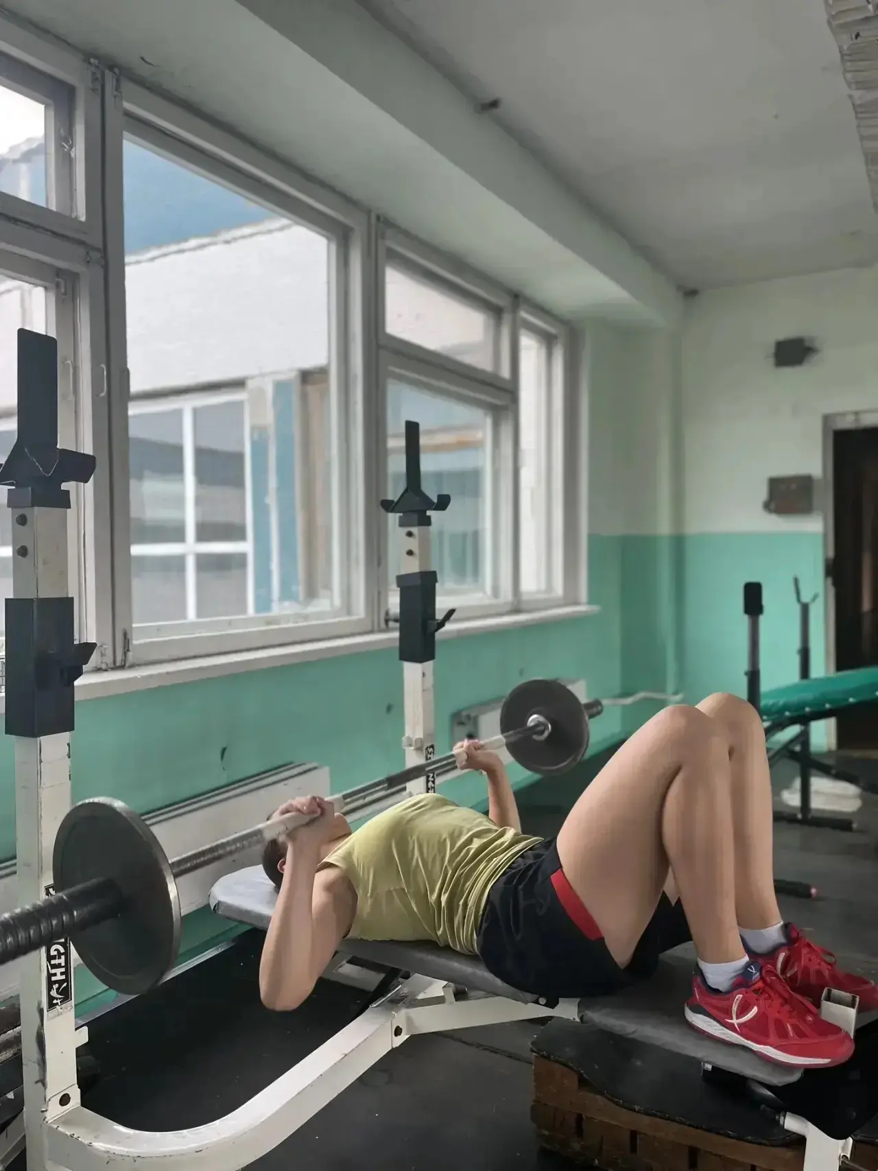 За окном — беззаботное лето. Теплые вечера, прохладные коктейли и манящий шелест моря.

Но наши спор