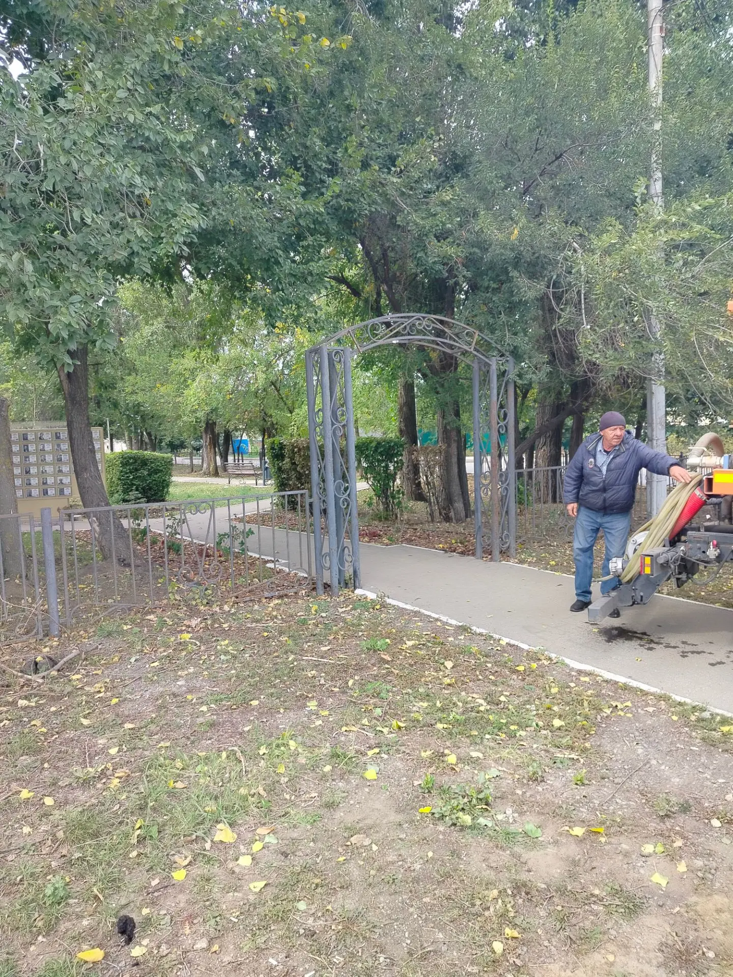 Закончили на аллее у СПГЭС - приехали поливать в сквер.