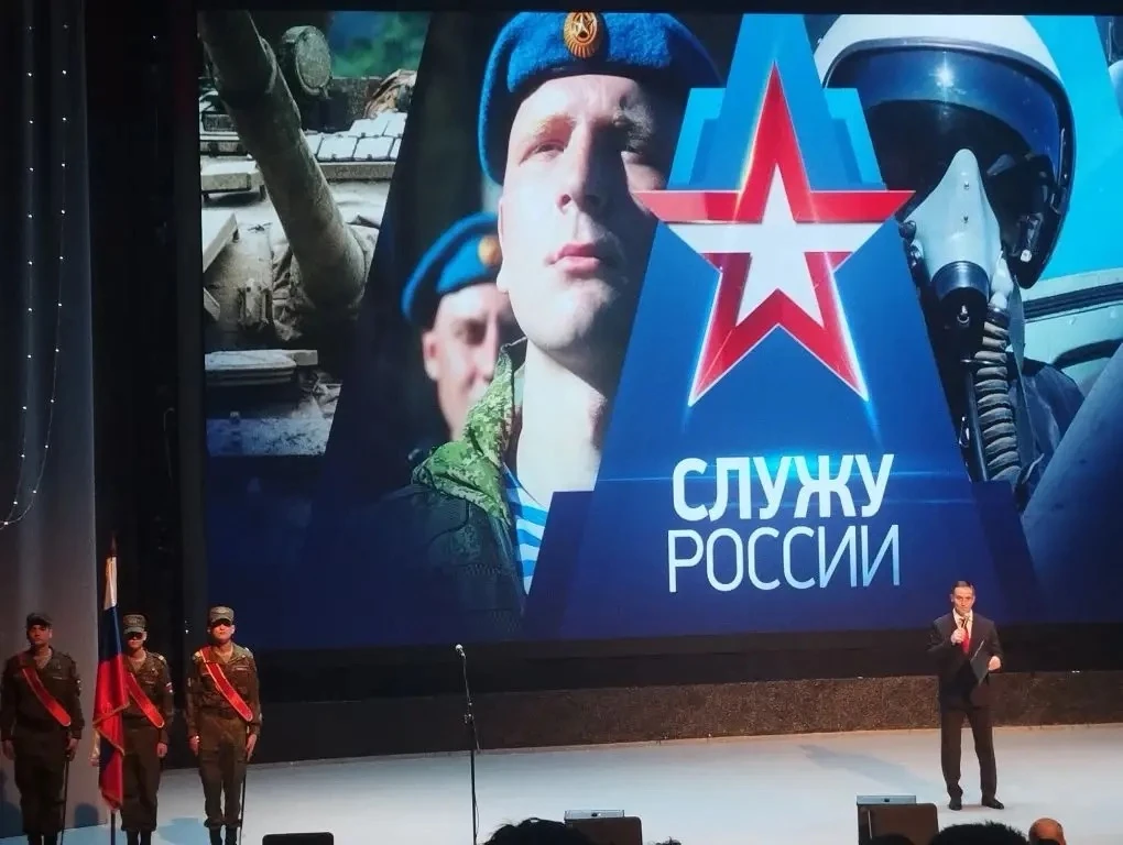 28 мая   в КЦ "Современник" Курган торжественно провожал новобранцев  на службу в ряды Российской ар