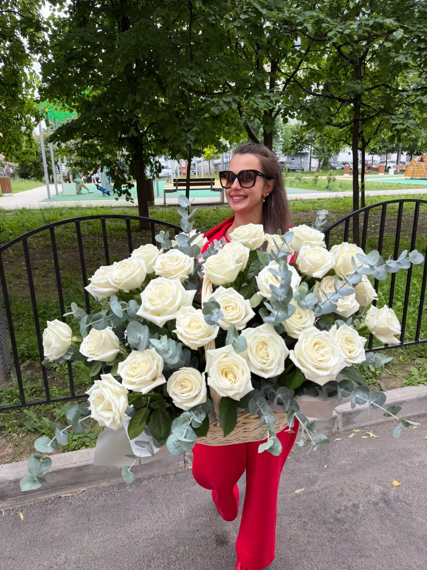 🤍 Роскошная корзина из белых пионовидных роз.
