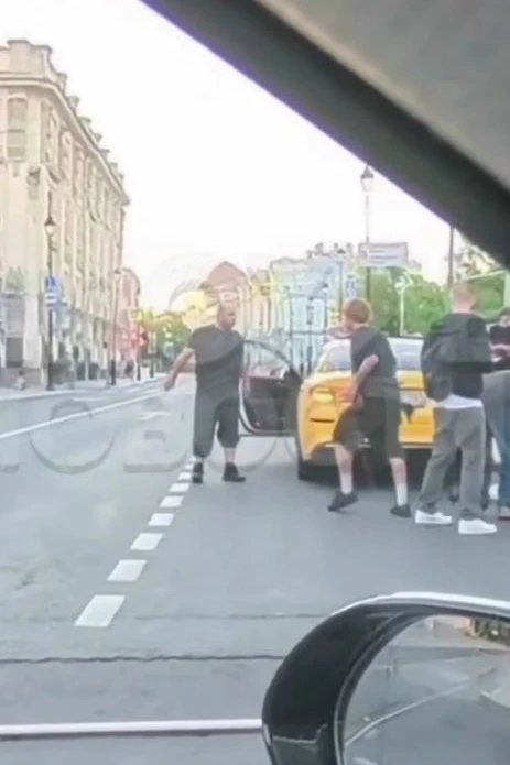 Пьяная зумерша нарыгала в такси, а водитель попросил компенсацию за вонь. Её друзья кинулись на такс