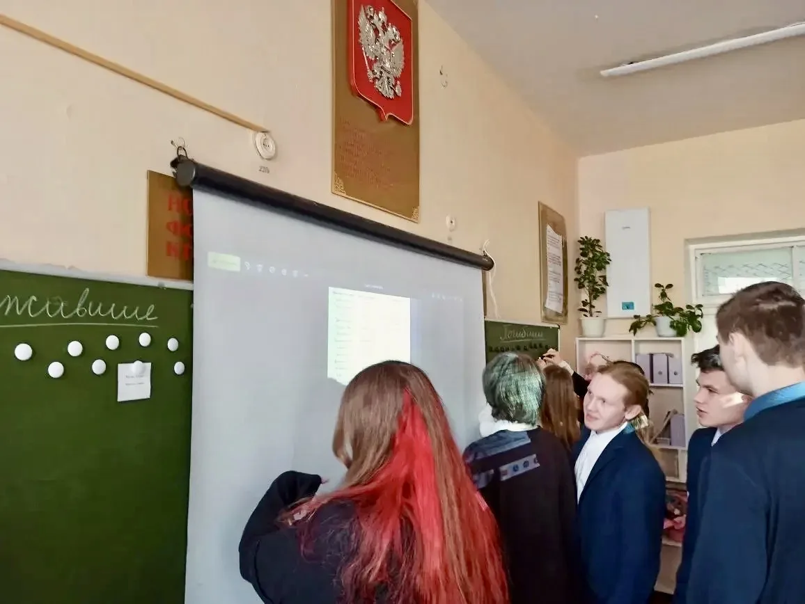 Сегодня, в преддверии Дня памяти жертв геноцида советского народа, в 10 А классе прошёл урок мужеств