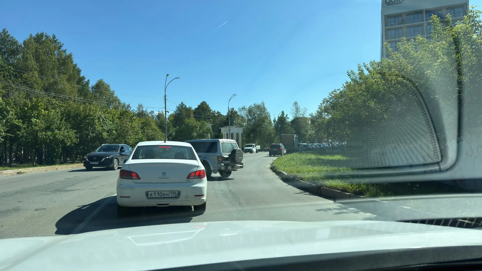 Очередь на "Газпром" постепенно берет город в кольцо. Дотянулась уже почти до переулка ...