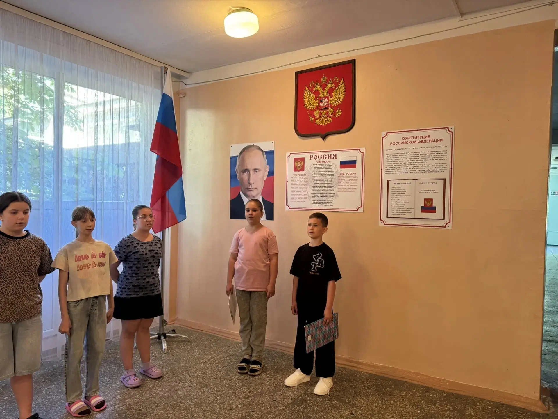 🇷🇺Поднятие флага и исполнение гимна: патриотические традиции пришкольной площадки "ЛЕТЛАНДИЯ"🇷🇺
