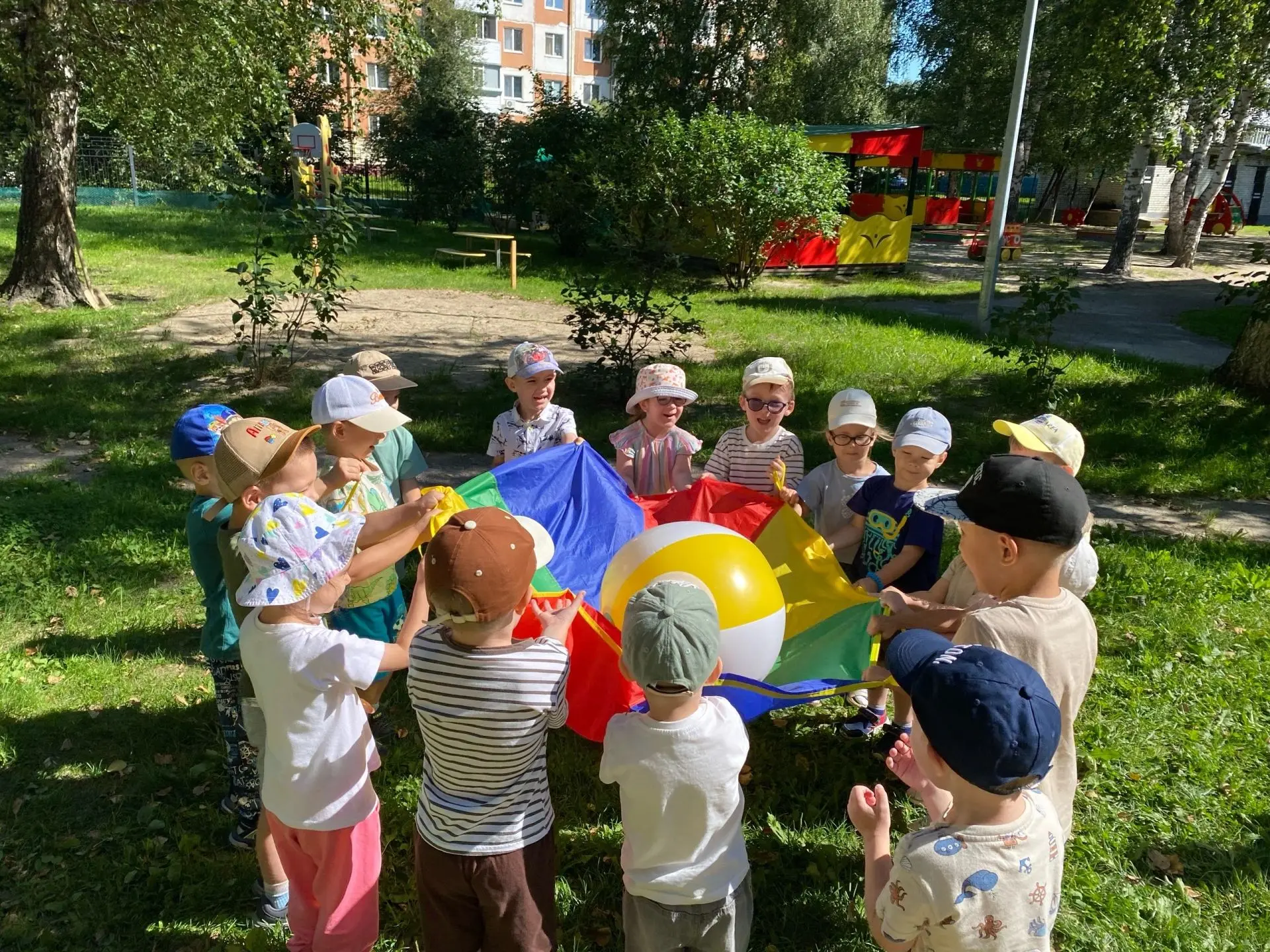 ⚽🏐⚽В группах "Ягодка" и "Звёздочки" прошло яркое спортивное мероприятие под названием «Мой весёлый,