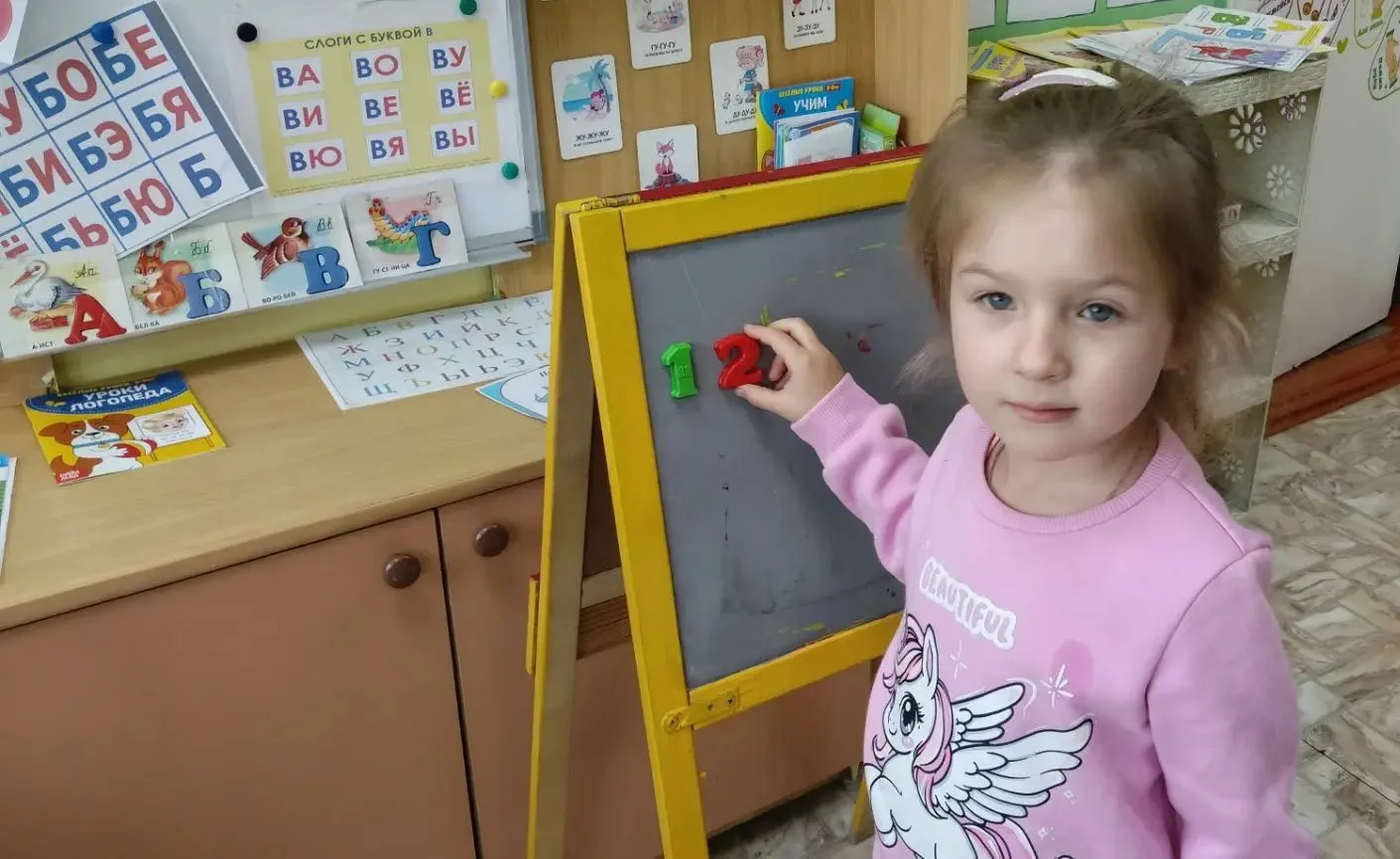 Группа "Ромашки" 🌼 Учатся составлять примеры и решать их на сложение и вычитание до 10.
