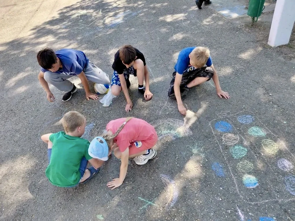День, когда наша школа превратилась в галерею под открытым небом! 🎨

Сегодня, 9 июня, в нашем школь