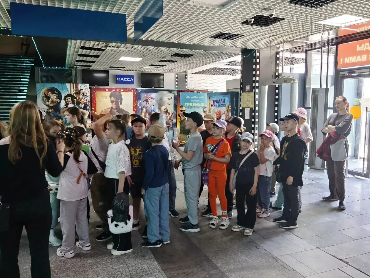 Ребята детского приходящего лагеря "Улыбка" посетили кинотеатр "Комсомолец"📽