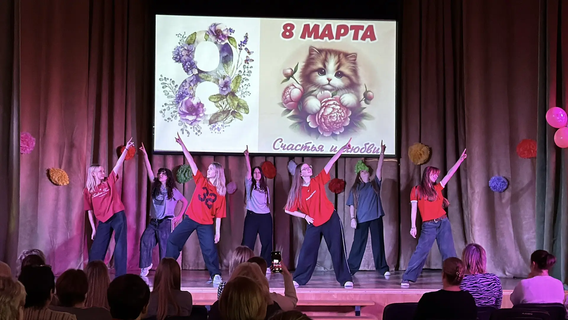 В преддверии 8 Марта в нашей школе царила особая, по‑настоящему праздничная атмосфера — тёплая, свет