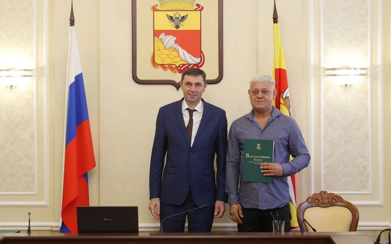 🤝Мэр Воронежа Сергей Петрин вручил благодарственные письма 12 сотрудникам Комбината бл...