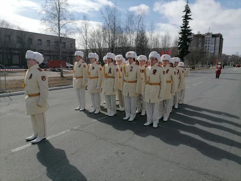 9 Мая по улице Комсомольской в торжественном строю вместе с представителями всех поколе...