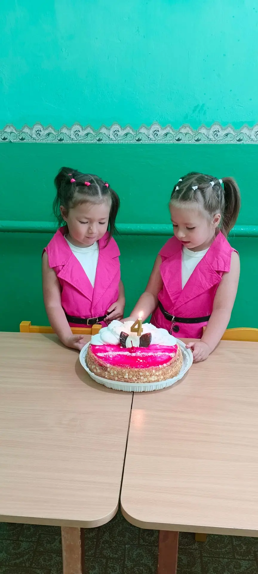 Сегодня особенный день: сразу две именинницы — Ника и Ульяна! 🎉

Быть двойняшками — это значит всег