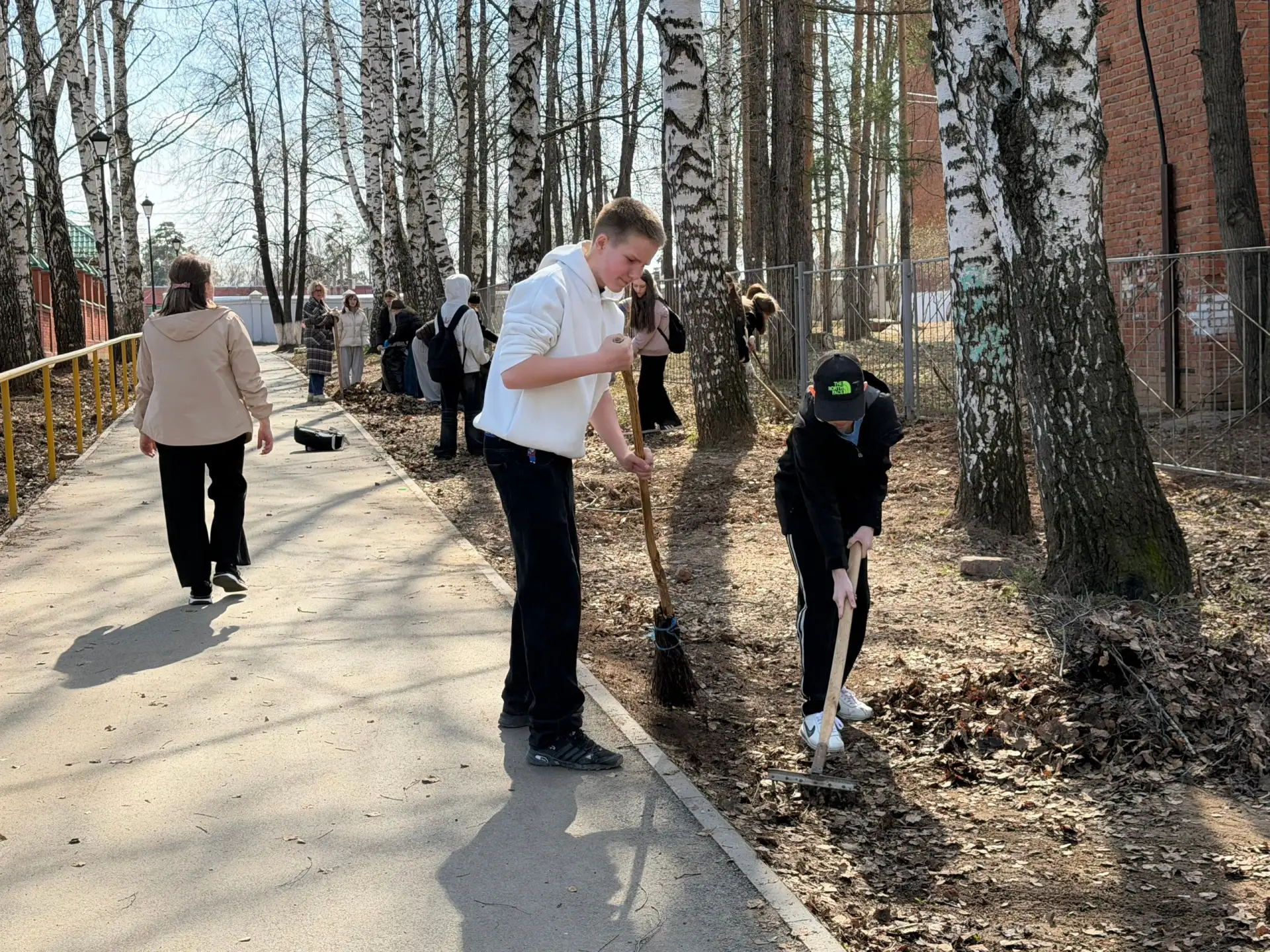 💪🏻 Даешь субботники в массы!  С 16 по 18 апреля мы старательно приводили в порядок пришкольную терри