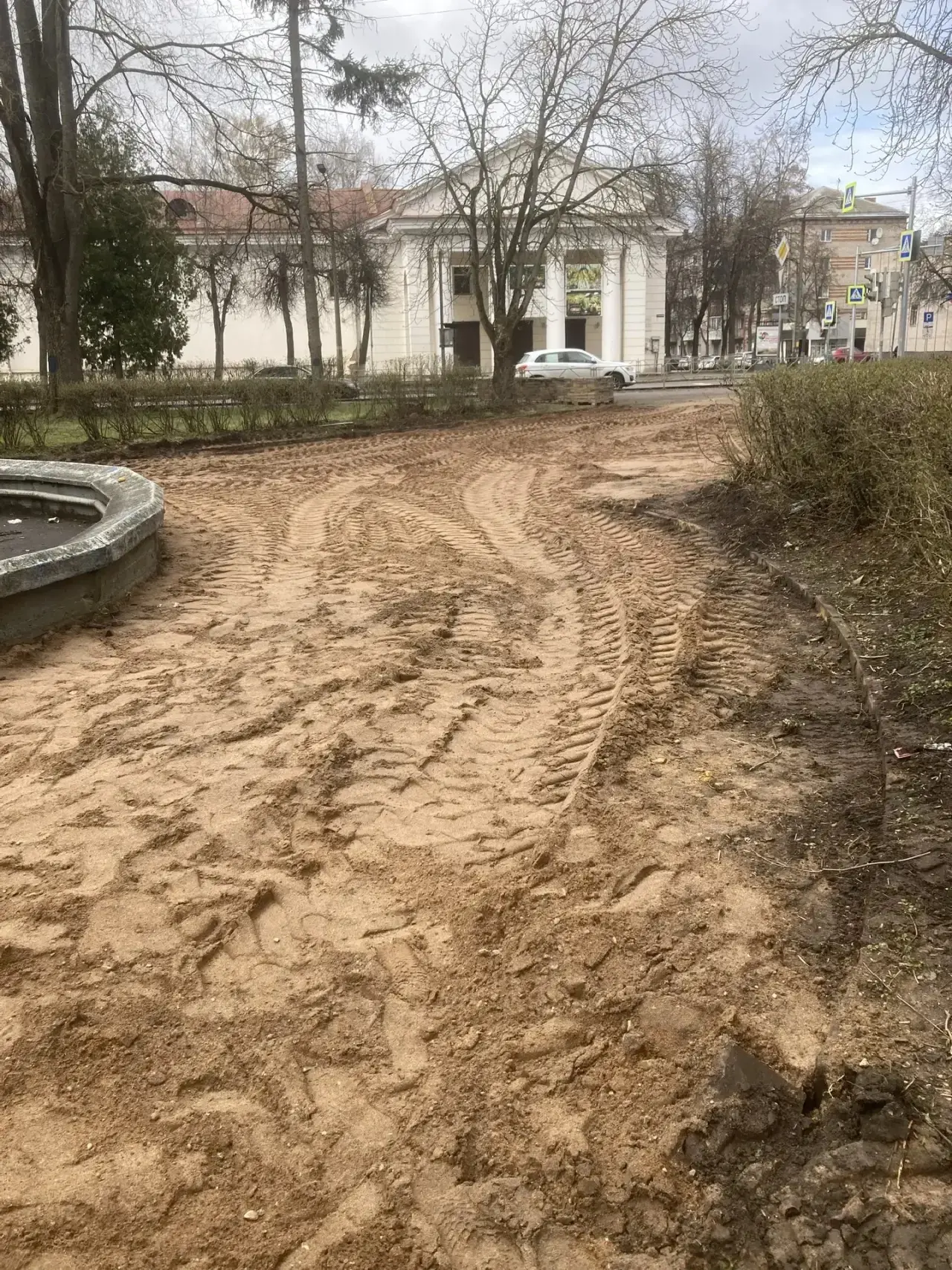 В Великих Луках началось благоустройство сквера у будущего Дома молодёжи «Родина»  В Великих Луках с