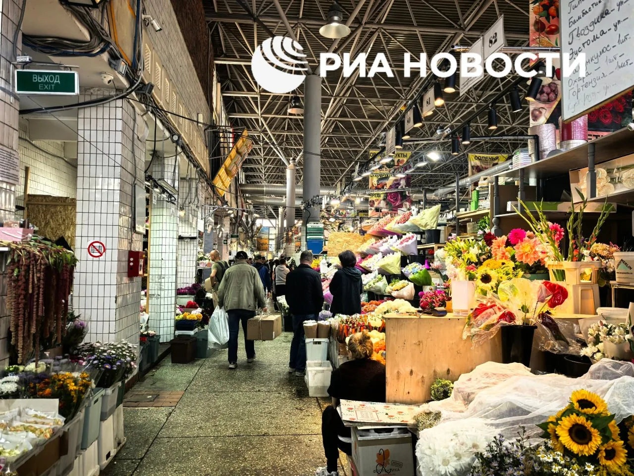 Ажиотаж на главном цветочном рынке Москвы – Рижском – спал к утру 1 сентября.
