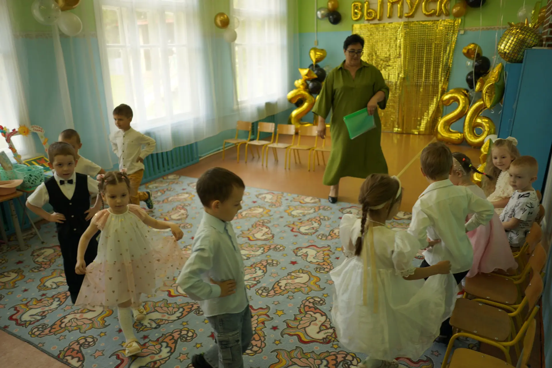 🎊Вчера в нашем детском саду состоялся долгожданный выпускной для дошколят — яркий, тро...