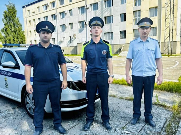 В Югре полицейские пришли на помощь семье автопутешественников

На трассе у семьи, ехавшей из Оренбу