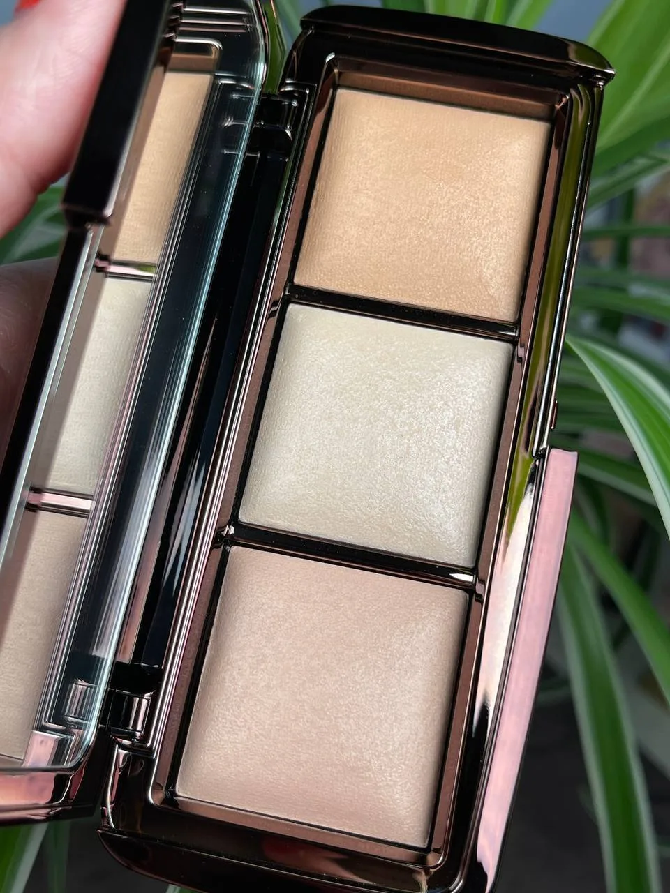 Hourglass -  Ambient Lighting Palette

Классическая трешка пудр в светлой раскладке 🔥
Горячо любимы