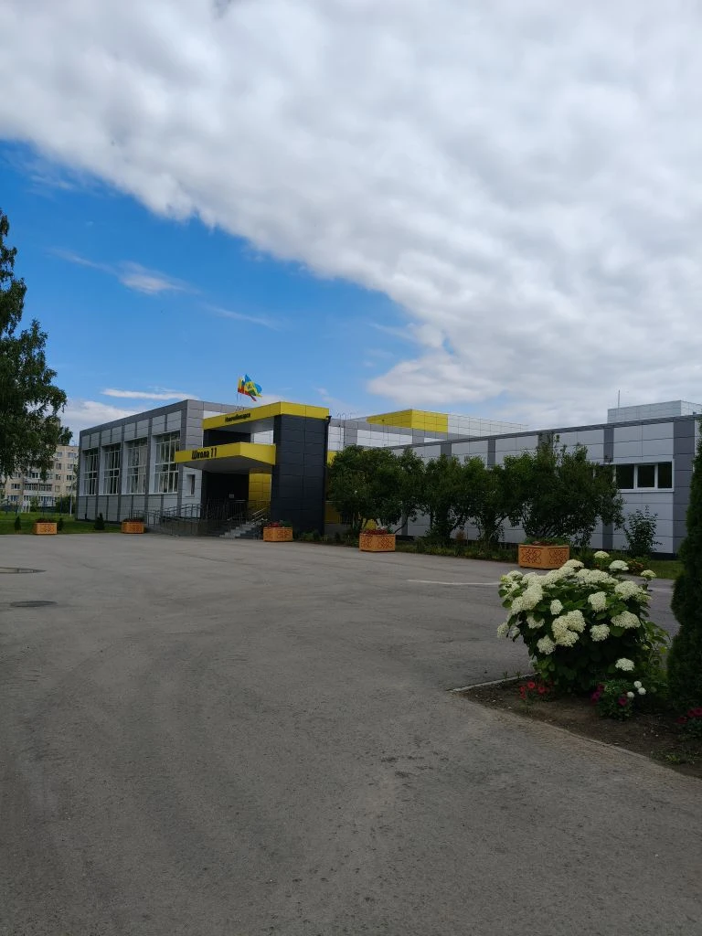 Школа 11  готовится к новому учебному году:  косметический ремонт практически  завершен. Все строите